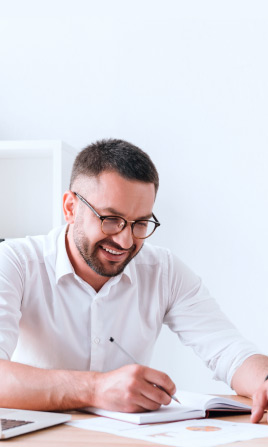 Hombre al frente de su escritorio