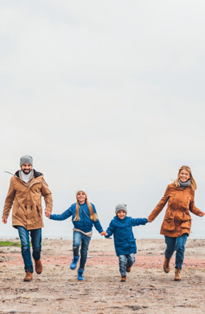 Familia de paseo en el bosque nevado