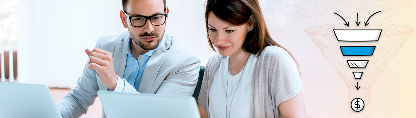 Personas de negocio revisando el concepto del funnel de mercadeo