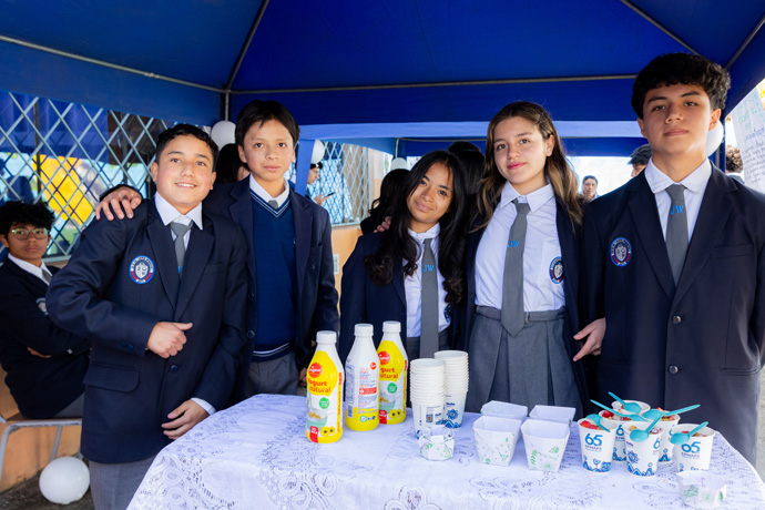 Estudiantes presentando productos