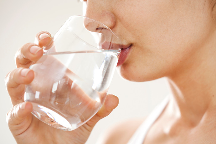 Mujer bebiendo un vaso de agua