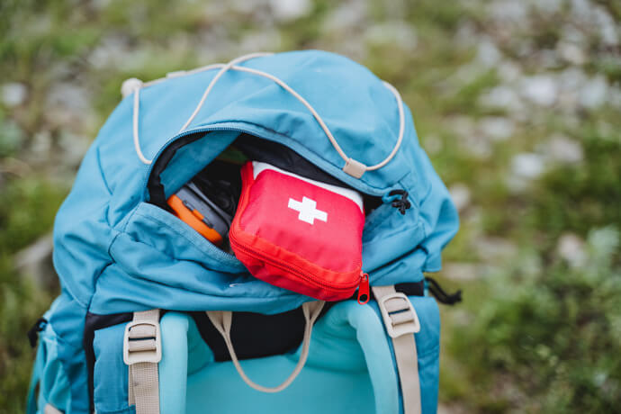 Mochila de montaña con un botiquín de viaje en el bolsillo