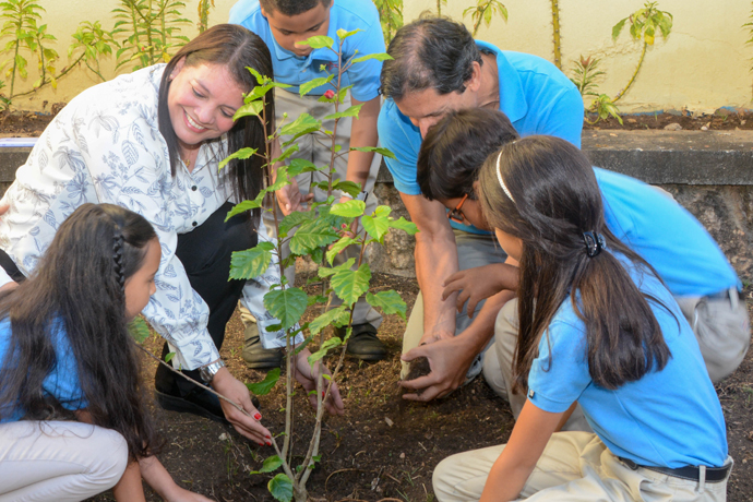 Niños plantando un arbolito