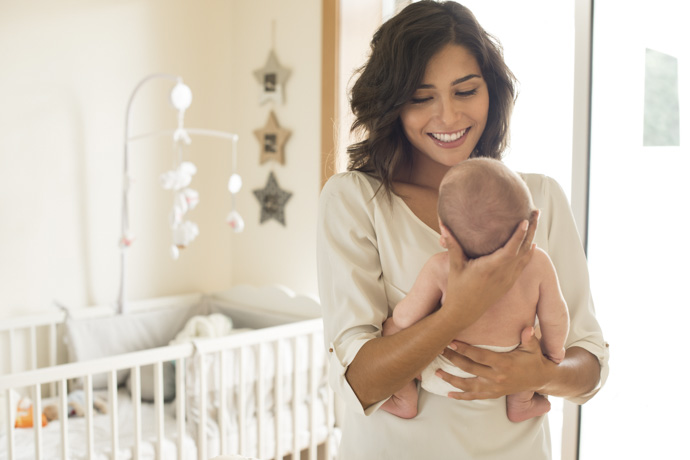 Mujer sostiene a su hijo recién nacido