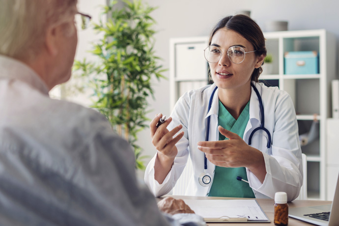 Médico explica que el alcohol sube la tensión