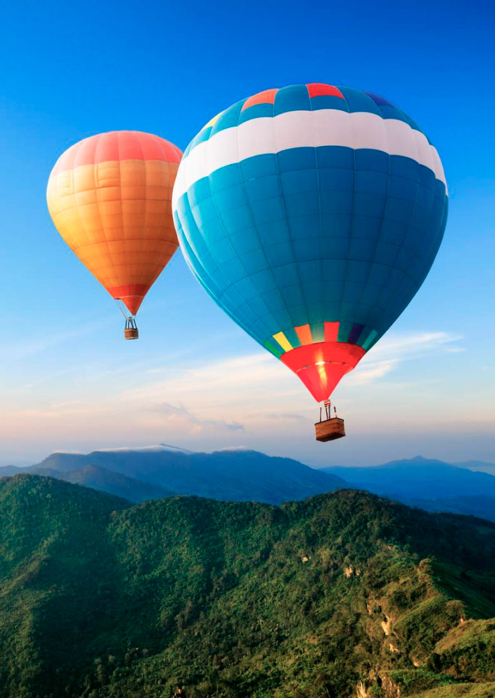 Globos aeroestáticos sobre las montañas.