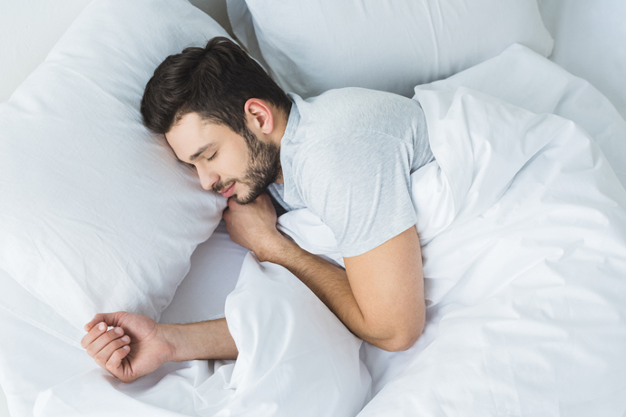 Hombre durmiendo en su costado derecho