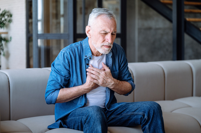 Hombre mayor con dolor en el pecho