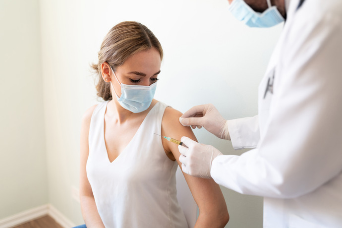 Limpieza del brazo tras aplicar una vacuna