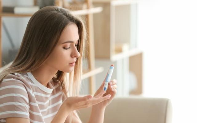 woman with diabetes taking insulin