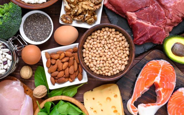 Alimentos con más proteínas: guía completa para tu dieta      https://stock.adobe.com/images/high-protein-food-fish-meat-poultry-nuts-eggs-and-vegetables-healthy-eating-and-diet-concept/195217272?prev_url=detail    alt – Ejemplos de alimentos con más proteínas.   Las proteínas son nutrientes esenciales para el funcionamiento del organismo, sobre todo porque tienen un papel crucial en la construcción y reparación de tejidos, la producción de enzimas y hormonas, y el fortalecimiento del sistema inmunológico. 