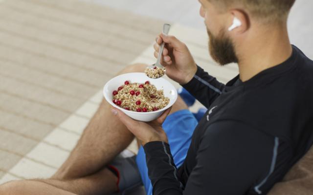 Hombre comiendo antes de entrenar