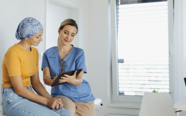 Médico habla con paciente de cáncer