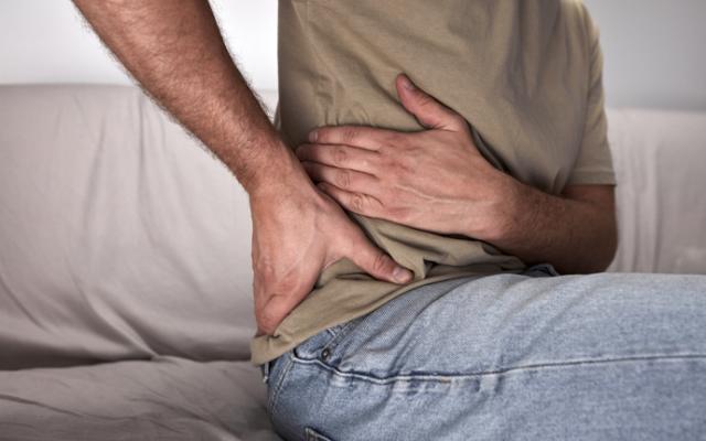 Hombre con dolor en costado derecho