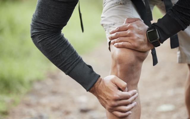 Hombre siente malestar en la pierna mientras camina