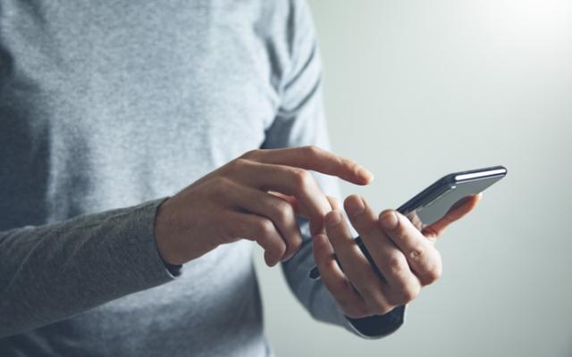 hombre utilizando smartphone