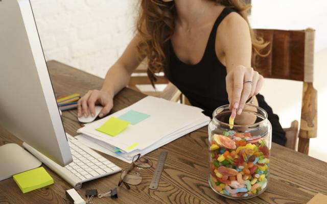 Mujer comiendo dulces