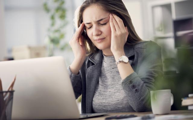 Mujer con dolor y hormigueo en la cabeza