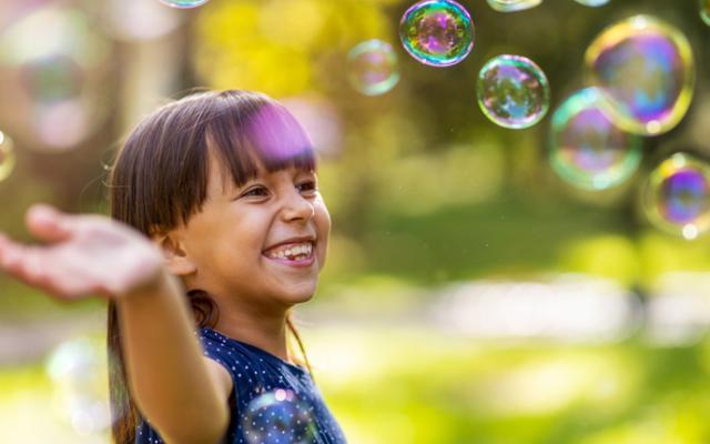 Niña jugando con burbujas