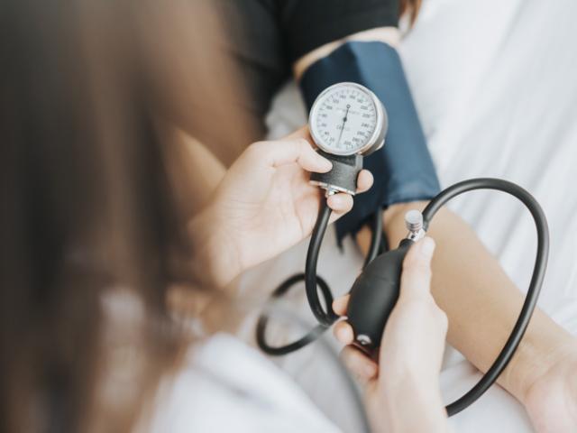 Médico chequea la presión arterial de paciente