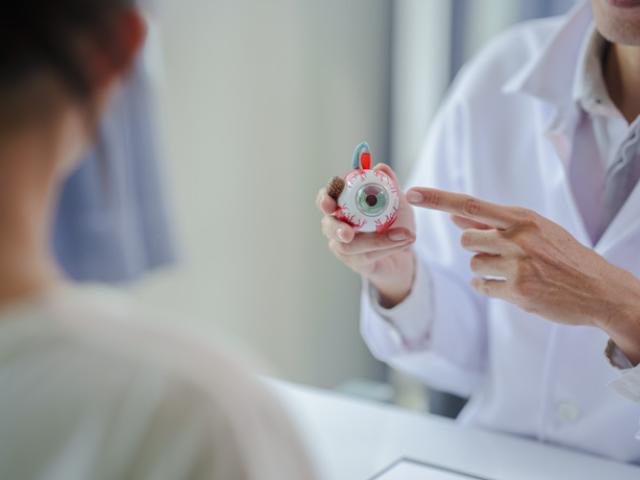 Médico explica problemas de vista por diabetes