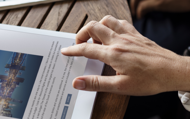 Banner contexto, persona leyendo noticias en su tablet