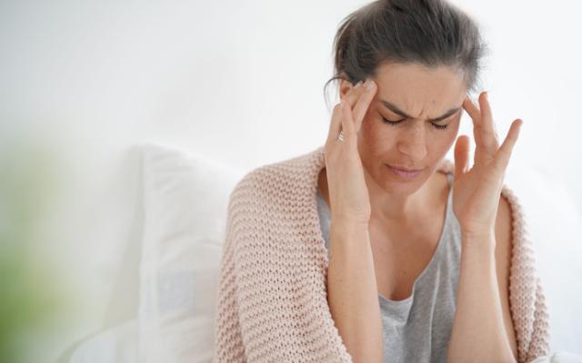 Mujer con dolor de cabeza