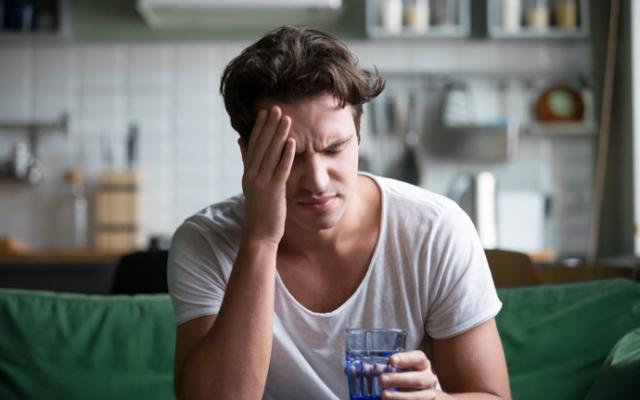 Hombre que no sabe cómo quitarse una resaca.