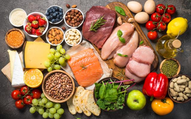 Mesa con alimentos de la dieta keto. 