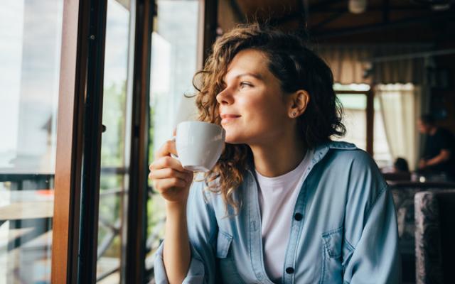 Mujer toma café descafeinado
