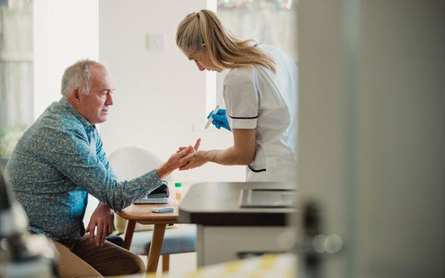 Enfermera evalúa a paciente con prediabetes