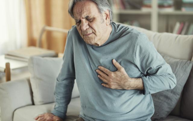 Adulto mayor sufre un infarto