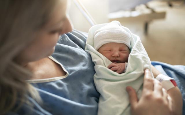 Mujer con su hijo recién nacido
