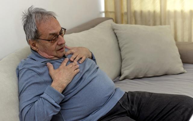 Hombre con dolor de pecho