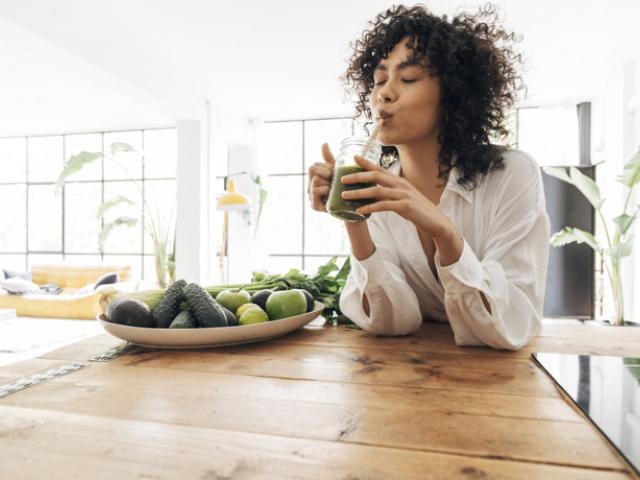 Mujer bebe jugo para bajar el azúcar