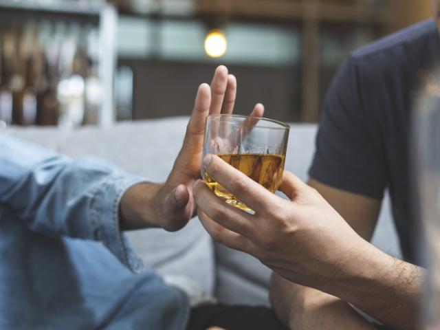 Hombre rechaza bebidas alcohólicas
