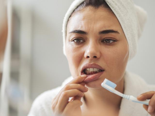 Mujer nota problema de salud en sus encías