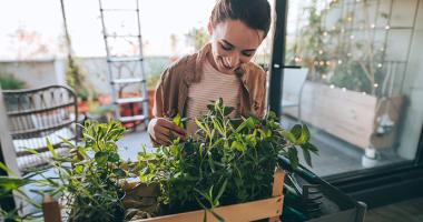 Mujer cuidando de sus plantas