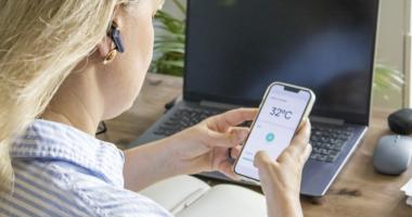 Mujer comprobando el impacto del cambio climático en su día a día. 