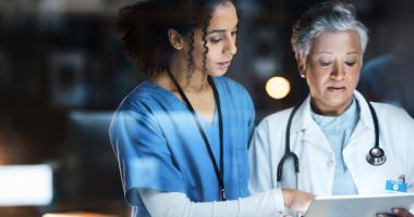 Médicos revisan información de paciente en red blockchain